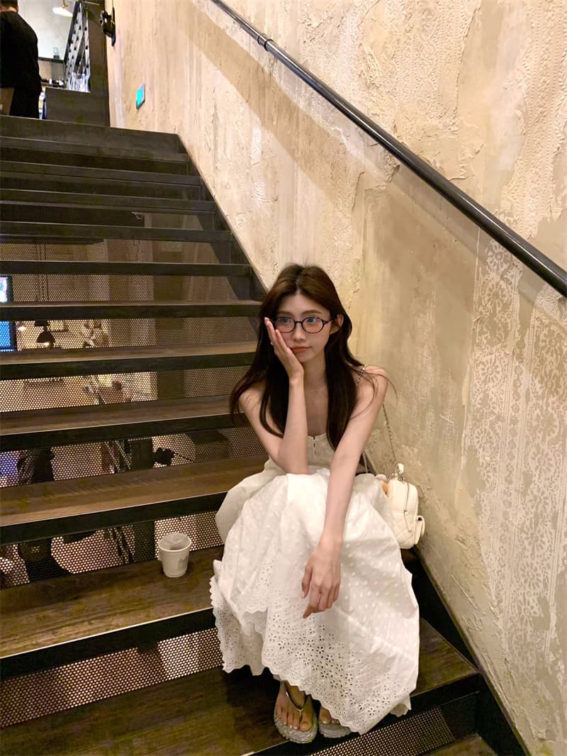 자수 디테일 컷아웃 리조트풍 슬리브리스 원피스 상세 이미지 1