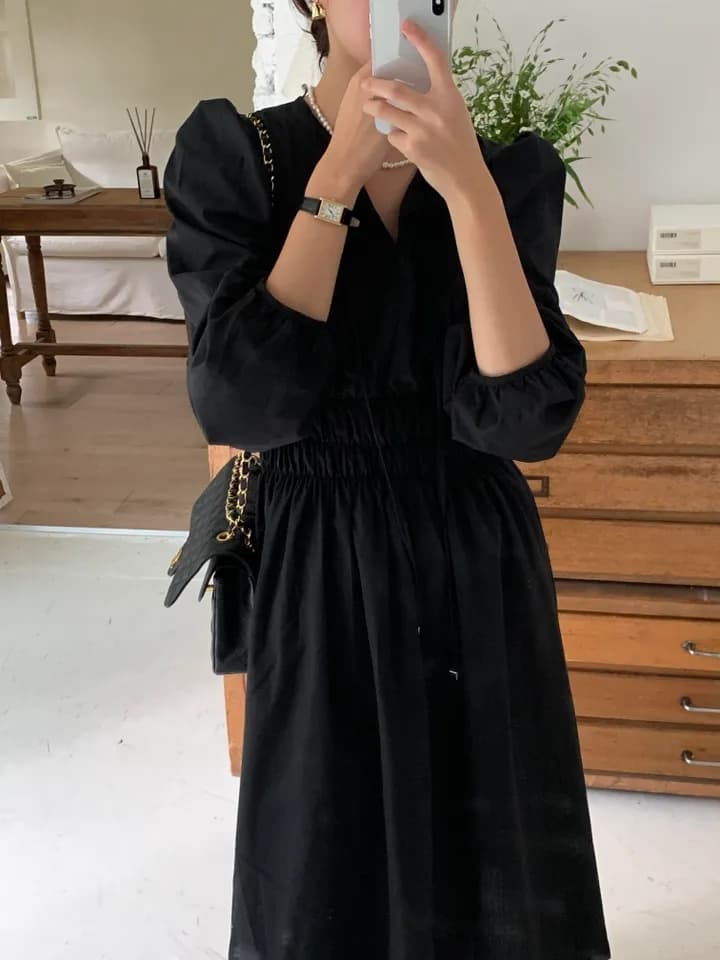 프렌치 V넥 허리셔링 플레어 롱 원피스 상세 이미지 1