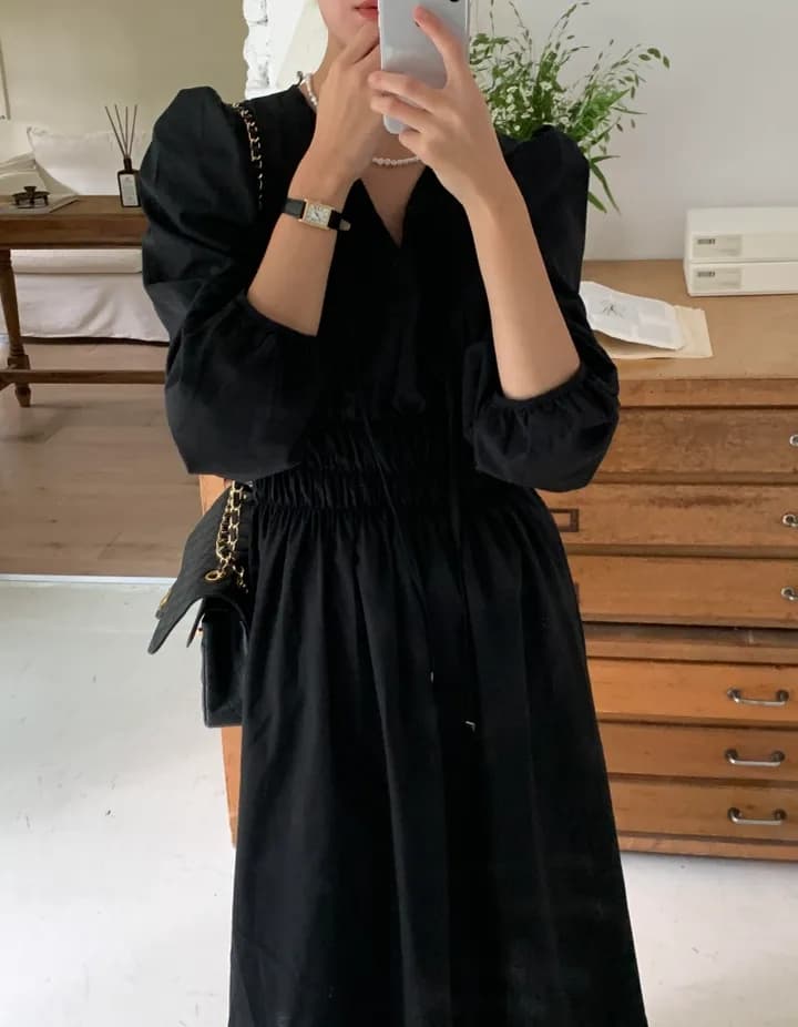 프렌치 V넥 허리셔링 플레어 롱 원피스 상세 이미지 2