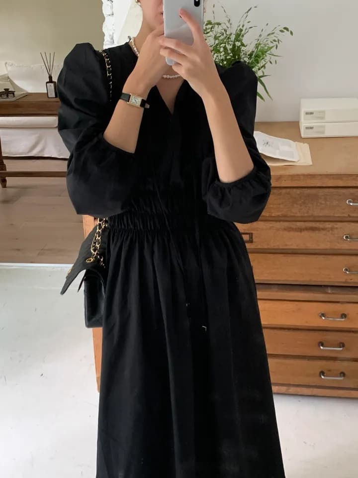 프렌치 V넥 허리셔링 플레어 롱 원피스 상세 이미지 3