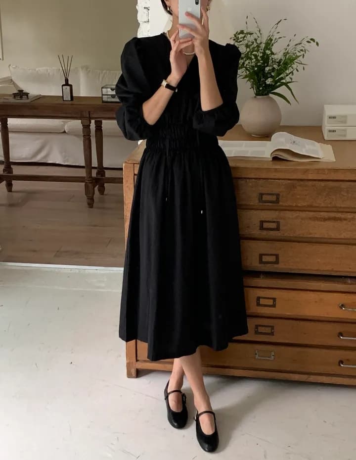 프렌치 V넥 허리셔링 플레어 롱 원피스 상세 이미지 9