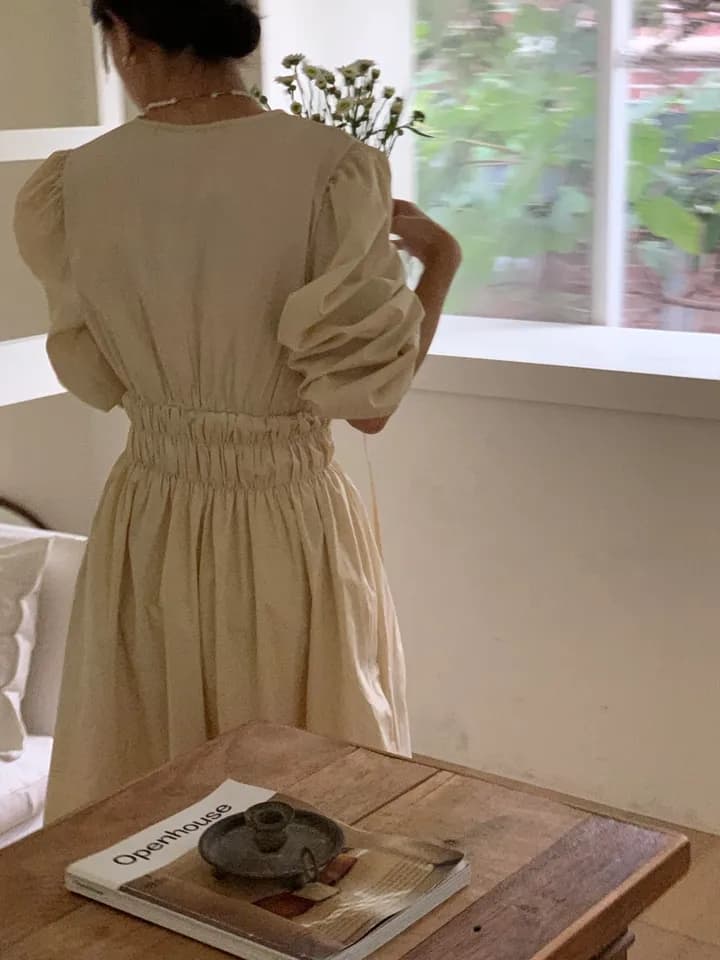 프렌치 V넥 허리셔링 플레어 롱 원피스 상세 이미지 14