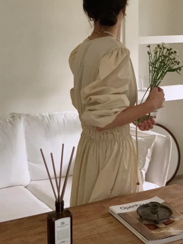 프렌치 V넥 허리셔링 플레어 롱 원피스 상세 이미지 15