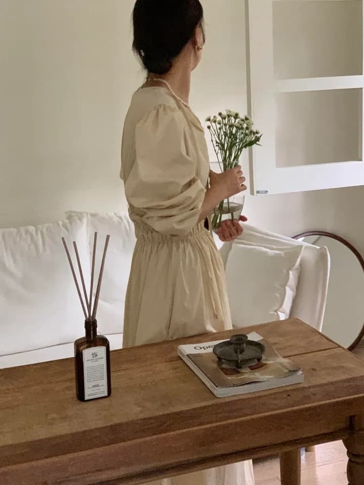 프렌치 V넥 허리셔링 플레어 롱 원피스 상세 이미지 16