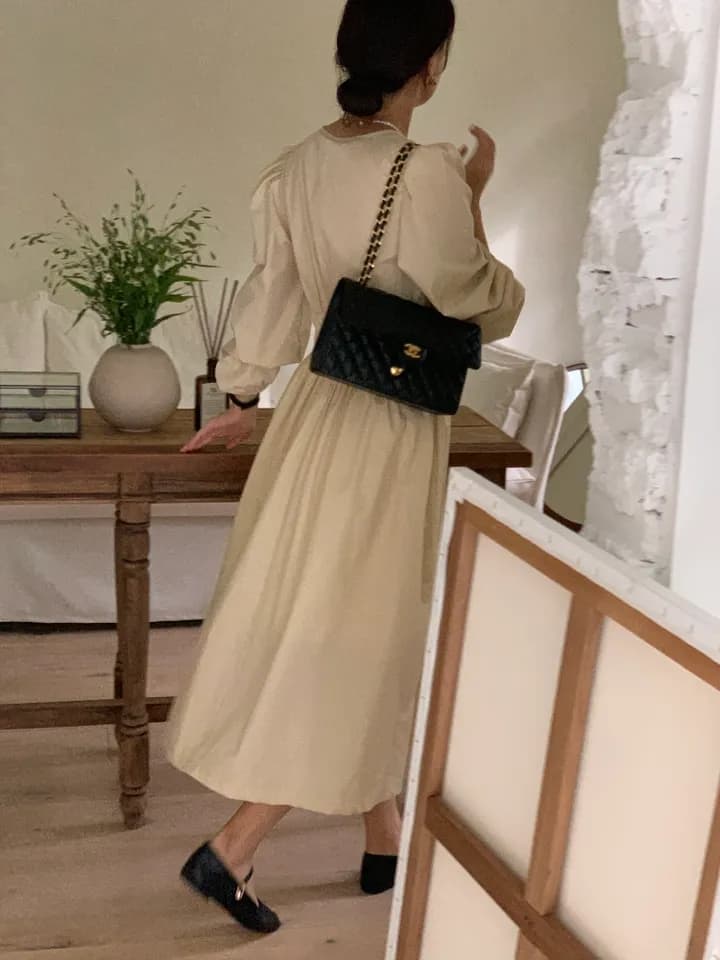 프렌치 V넥 허리셔링 플레어 롱 원피스 상세 이미지 20