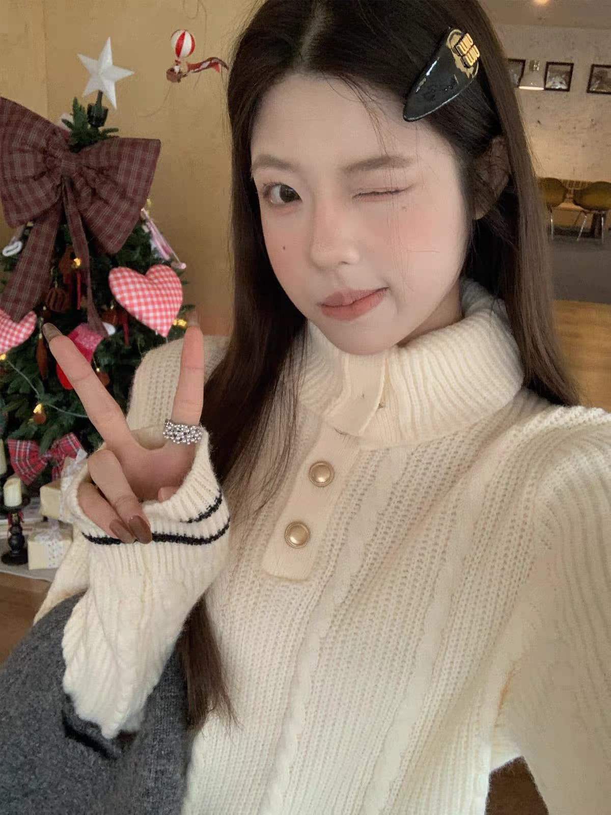 디자인감 두툼한 화이트 터틀넥 니트 상세 이미지 2