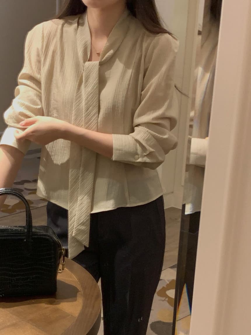 V넥 끈 디테일 블라우스 상세 이미지 11