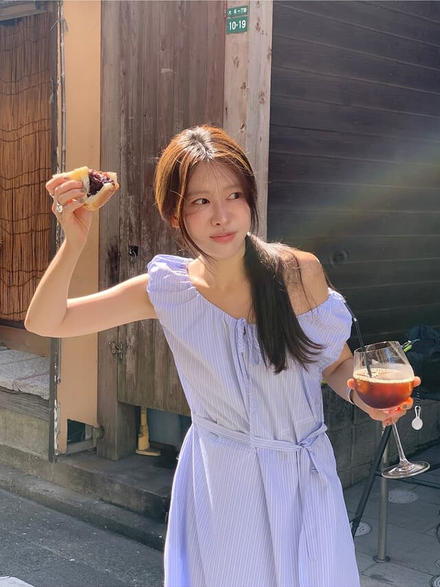오프숄더 허리 셔링 루즈핏 미디 원피스 상세 이미지 14