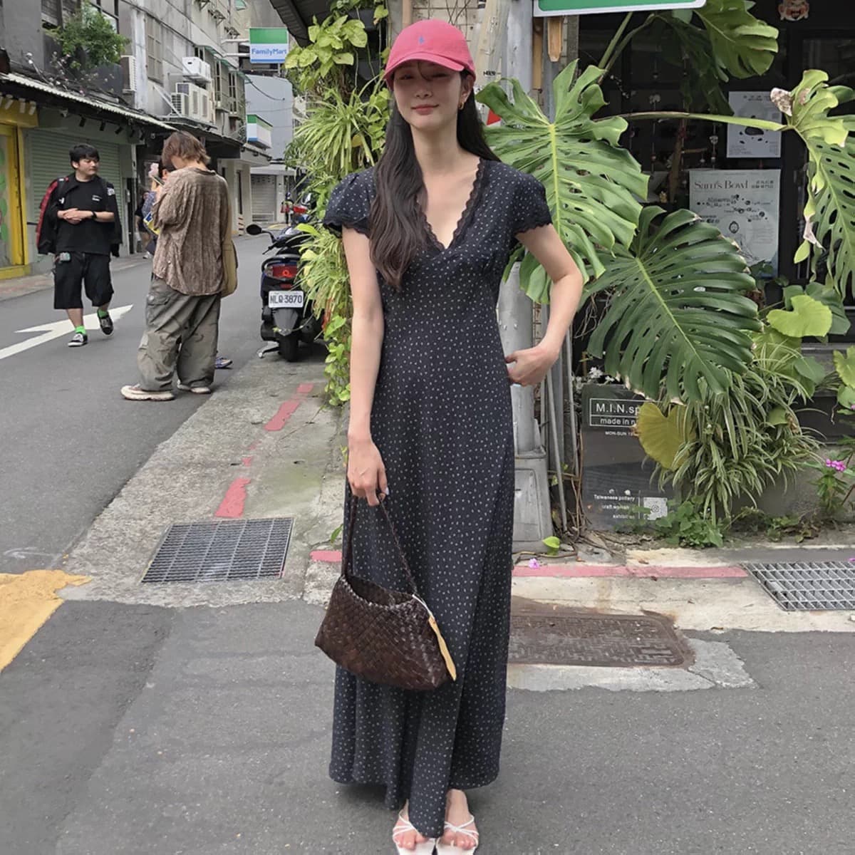 레이스 V넥 끈 장식 블랙 플라워 롱 원피스 상세 이미지 2