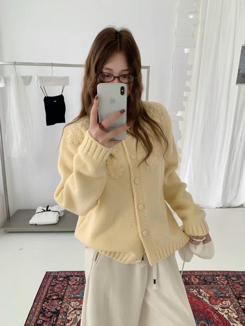 입체 플라워 장식 라운드넥 가디건 (4color) 상세 이미지 1