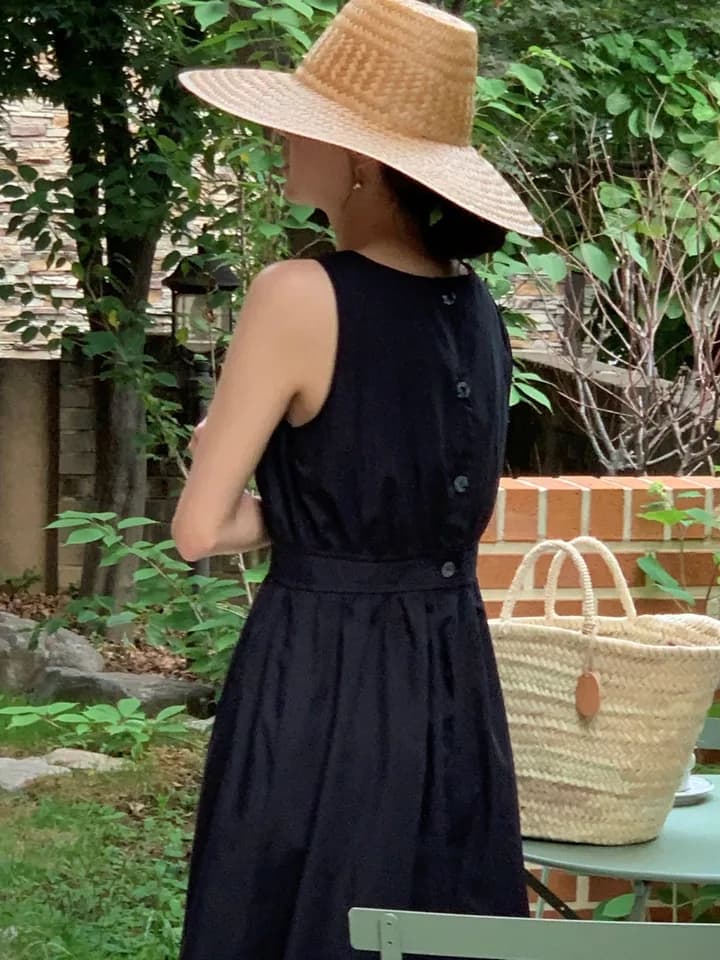뒷면 단추 디테일 민소매 원피스 상세 이미지 9
