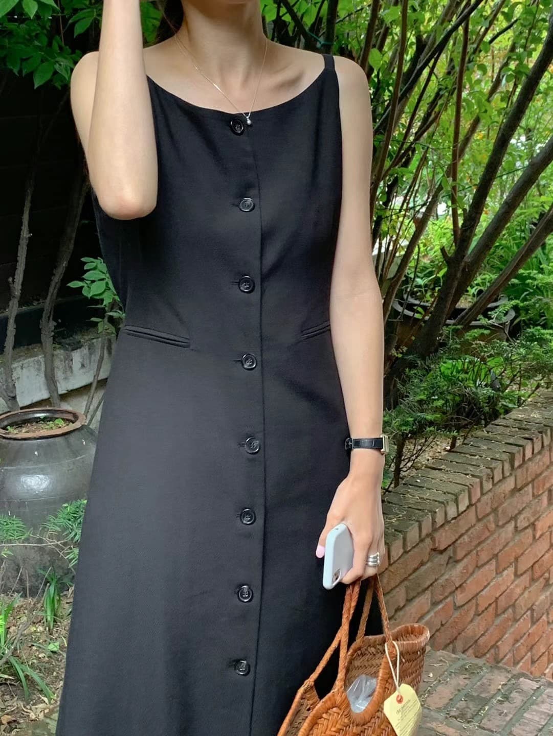 단색 단추 디테일 민소매 원피스 상세 이미지 6