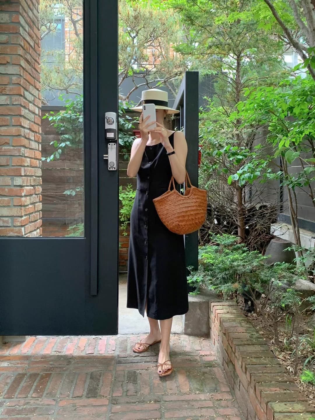 단색 단추 디테일 민소매 원피스 상세 이미지 9