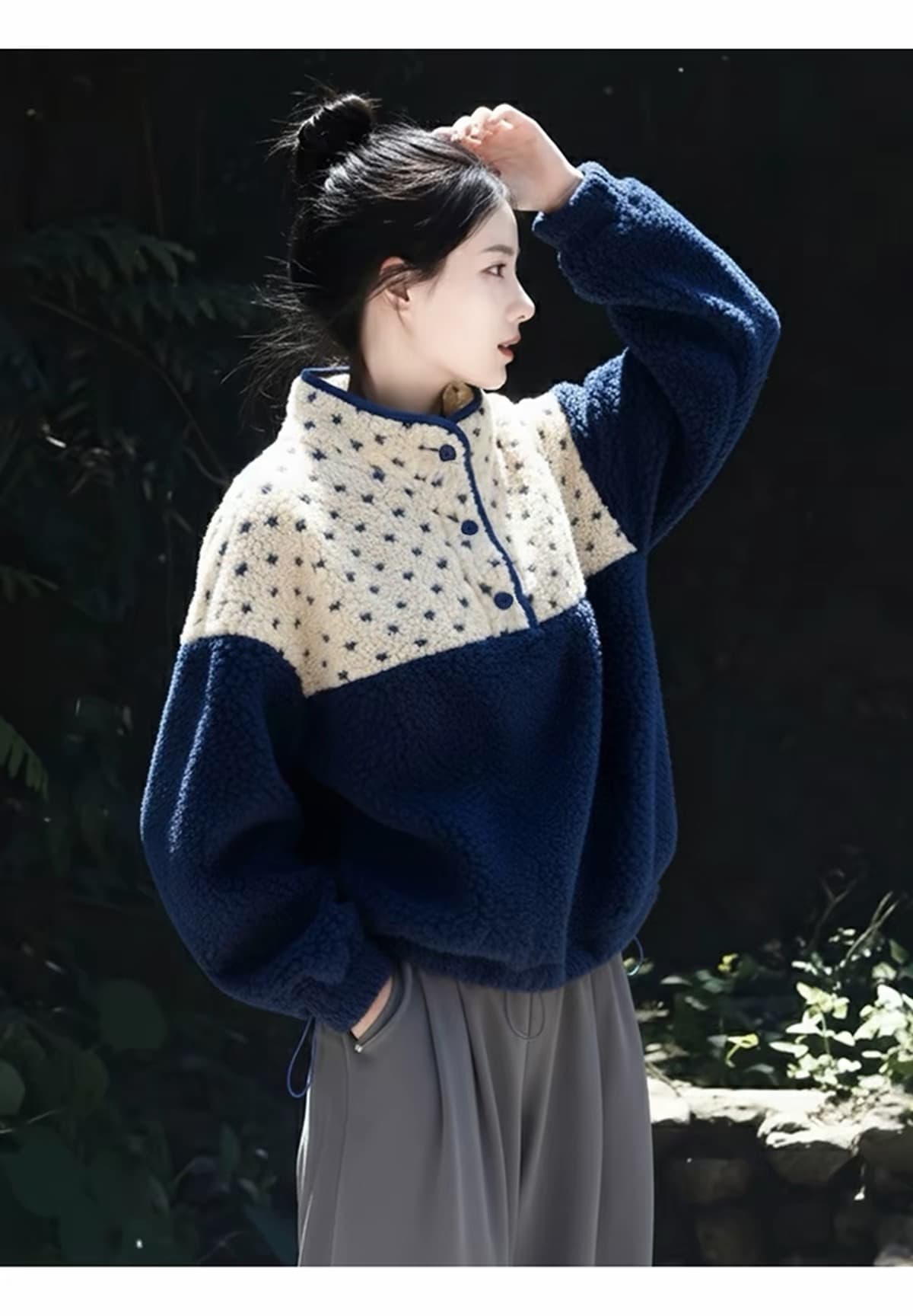도트 패턴 자수 포켓 스웨트셔츠 (4color) 상세 이미지 4