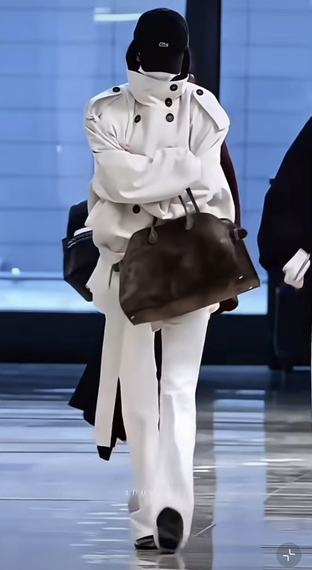 스탠드 칼라 더블 버튼 미디 코트 상세 이미지 8